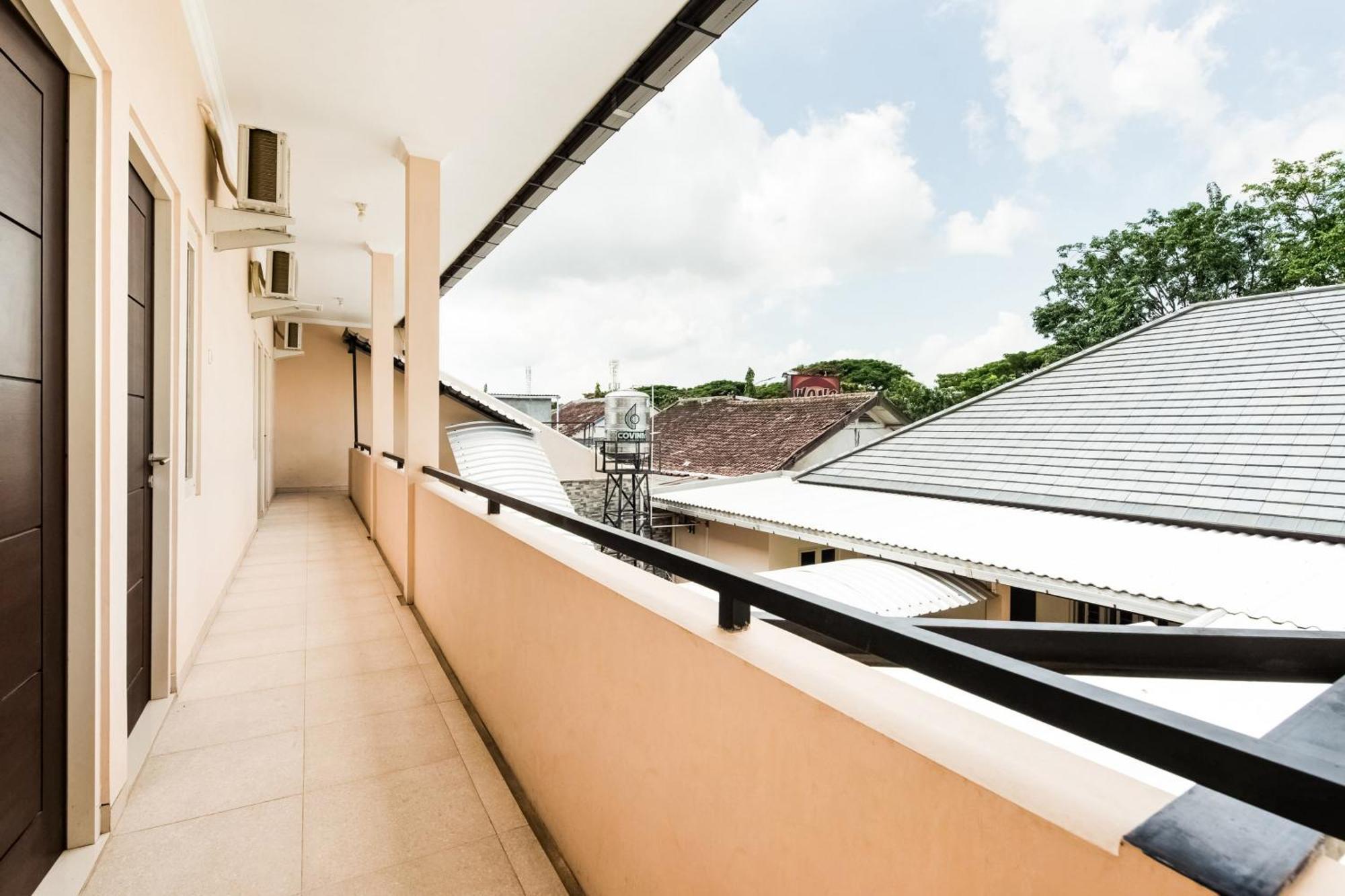 Oyo Life 3398 Griya Rm 19 Syariah Surabaya Exterior foto