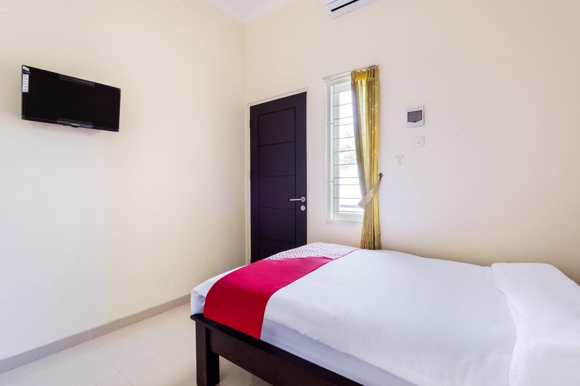 Oyo Life 3398 Griya Rm 19 Syariah Surabaya Exterior foto