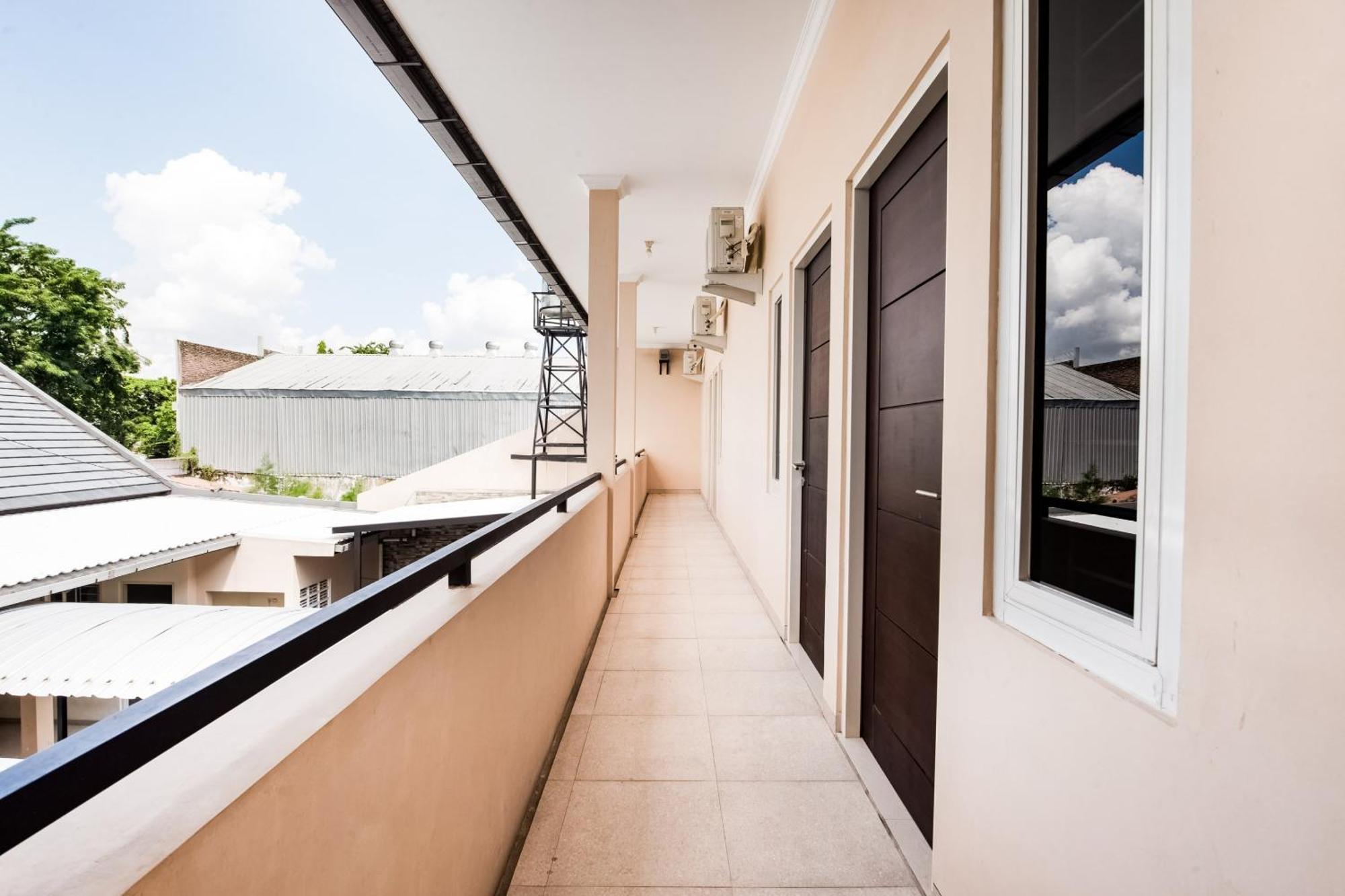 Oyo Life 3398 Griya Rm 19 Syariah Surabaya Exterior foto