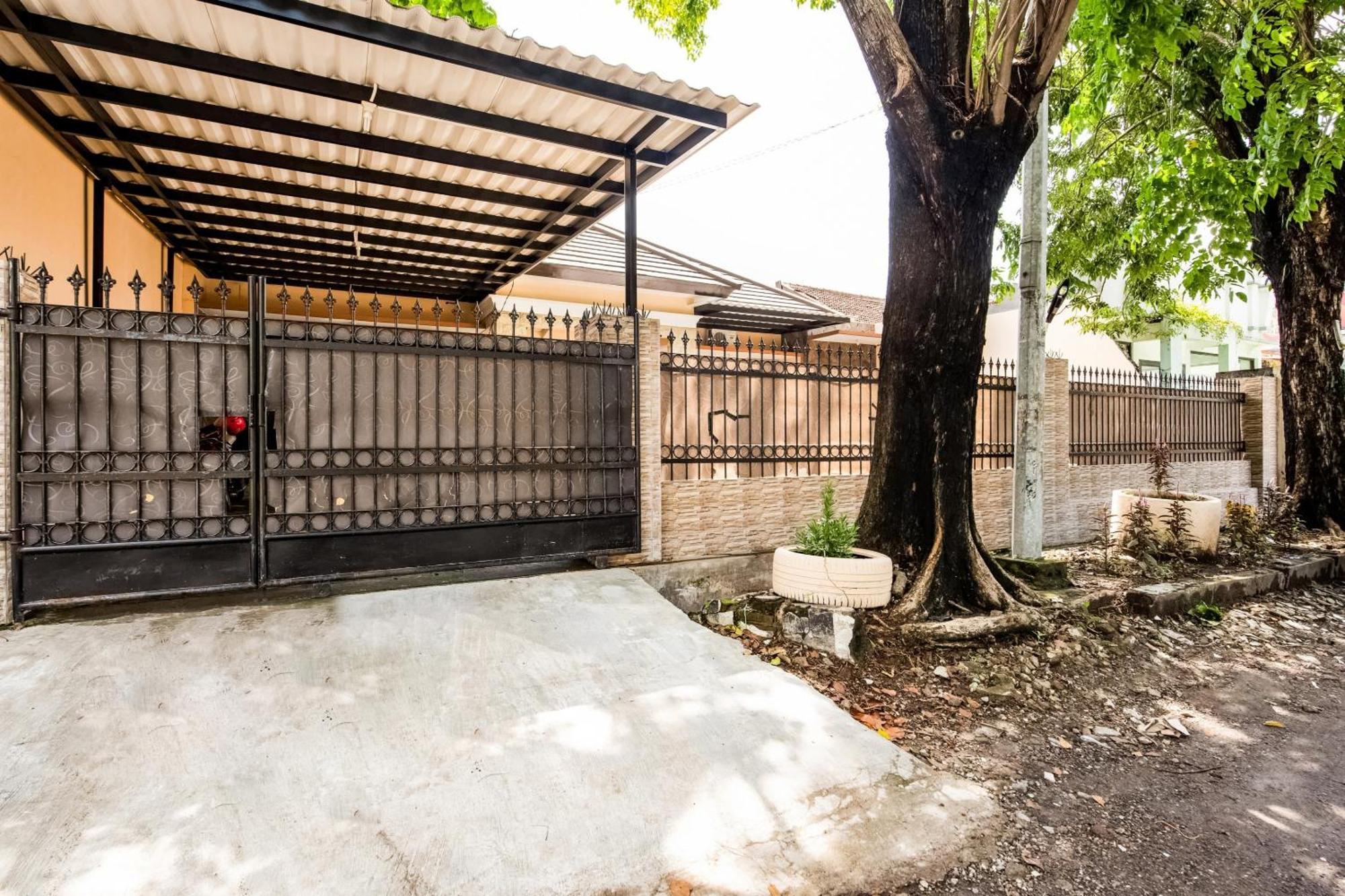 Oyo Life 3398 Griya Rm 19 Syariah Surabaya Exterior foto
